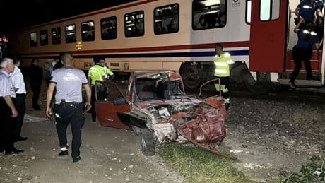Otomobili raylara bırakıp kaçtı!