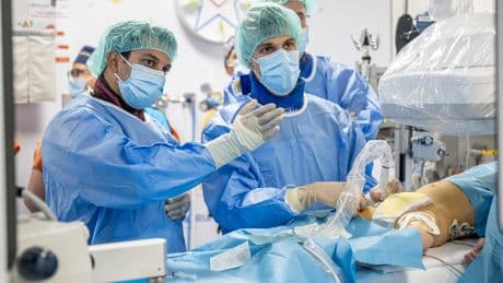 El Marañón realiza el primer cateterismo linfático a una niña en España: 12 horas, más de 30 sanitarios y un experto de EE UU
