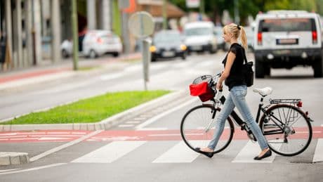 Radfahrer müssen aufpassen: In diesen Fällen droht an Fußgängerüberwegen ein Bußgeld
