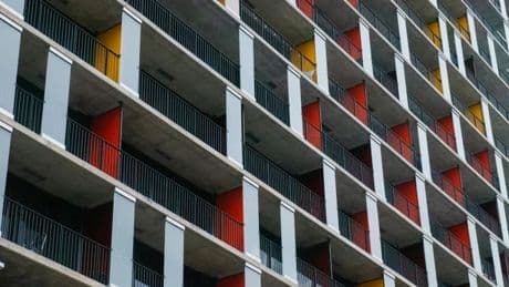 "Il devrait s'en sortir": un enfant de deux ans survit à une chute du 15e étage grâce à un buisson