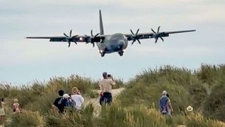 Dänemark: Aufnahmen zeigen, wie Militärflugzeug an Badestrand landet