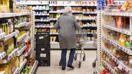 Liesbeth (80) krijgt winkelverbod van een jaar bij lokale supermarkt: ’Dit is mensonterend’