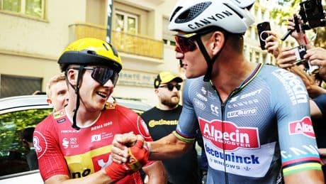 Van der Poel komt net te laat in enerverende rit, Pogacar valt en Abrahamsen wint