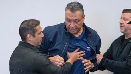 El senador Alex Padilla, esposado y expulsado a empujones de un acto de Kristi Noem en Los Ángeles