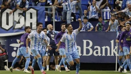 El Málaga certifica la permanencia con un triunfo de rechupete