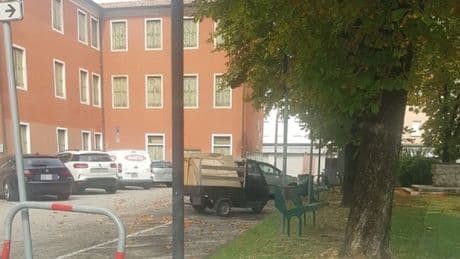 Marito e moglie sfrattati di casa, la coppia vive nell'Ape parcheggiata vicino al Comune: «Di notte dormono sulle panchine»