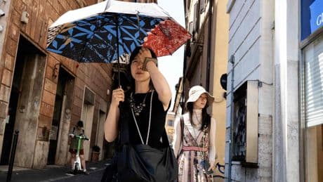 La lotta delle città europee contro il caldo estremo: dagli alberi al restauro ecologico
