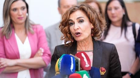 Montero contraataca por el escándalo de Leire Díez con la foto del narco con Feijóo y le insta a pedir perdón