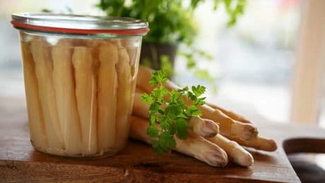 El truco para convertir un bote de espárragos en una cena saludable y exquisita (y lista en 10 minutos)