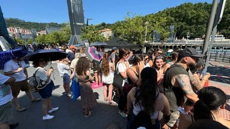 Centenares de personas comienzan a llenar El Arenal para asistir a los conciertos del BBK Ría
