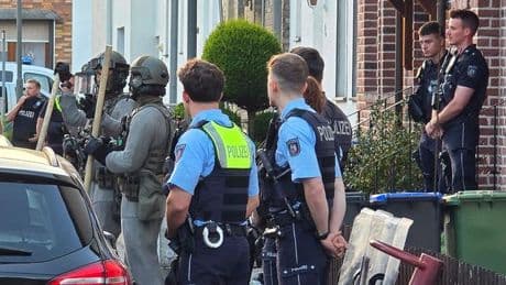 Spezialeinsatzkommando: Mann verschanzt sich mit Messern in Wohnung - SEK-Einsatz