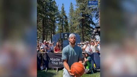 Stephen Curry hace magia incluso cuando falla