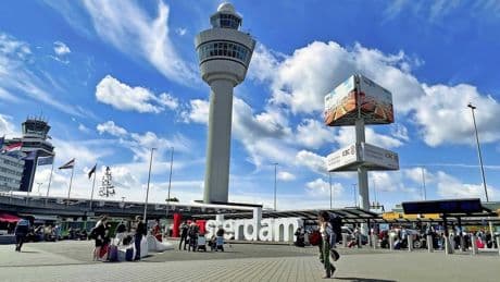 Aantal zakelijke reizigers van Schiphol daalt: ’Geeft aan dat bedrijven vertrekken uit Nederland’