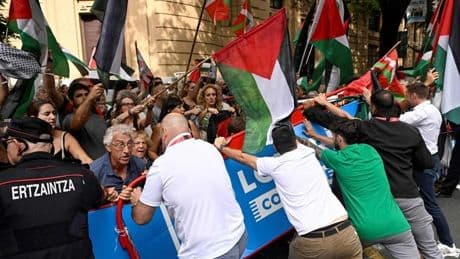 La protestas propalestinas obligan a adelantar el final de la etapa en Bilbao, que no tendrá ganador