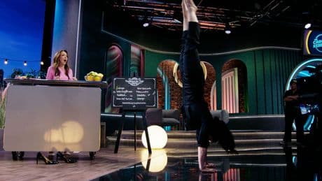 Ex-Außenministerin: Annalena Baerbock macht Handstand bei Carolin Kebekus