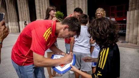 La otra cara de la ofrenda del Real Zaragoza: muchas fotos, la cantera al poder y una petición a Gabi: "Queremos dejar de sufrir"