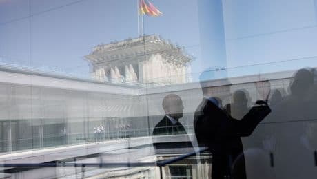 Susto en la bolsa alemana: llega a caer casi un 2% ante el fracaso de Merz
