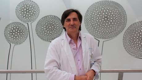 El oncólogo español que estudia por qué surgen nuevos tumores al superar el cáncer del pulmón: "Los pacientes siguen fumando"