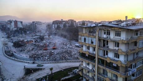 Depremde 51 kişinin hayatını kaybettiği Furkan Apartmanı davası: 4 kamu görevlisi hakkında dava açıldı