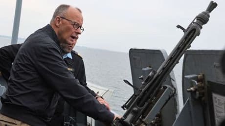 Bundeskanzler Merz besucht Marinekommando in Rostock