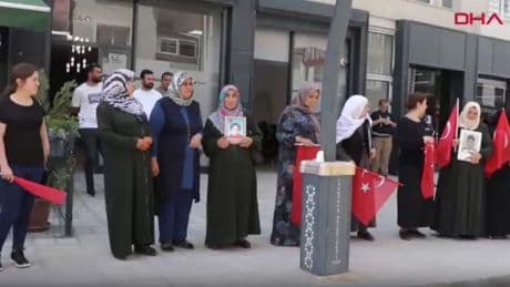 Evlat eylemindeki aileler slogan atmadan yürüdü