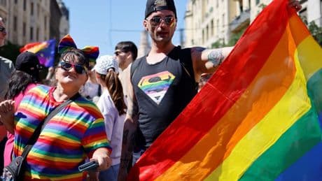 A Budapest il Pride che sfida Orban. Da Schlein a Calenda, i politici italiani in piazza