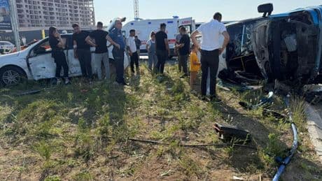 Ankara'da dolmuş ile otomobil çarpıştı: Yaralılar var