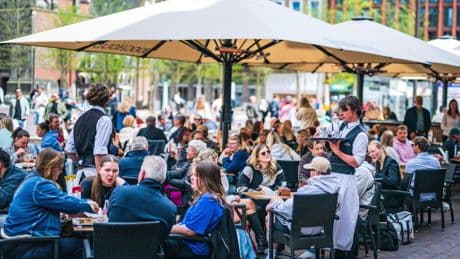 Warme maandag met temperaturen tot 28 graden, later in de week wisselvallig met flinke buien