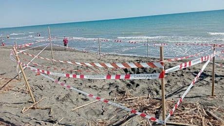 Riccardo Boni, morto sepolto sotto la sabbia a Montalto. Il padre: «Era a tre metri da me, perché non ha gridato? Non mi sono accorto di nulla»