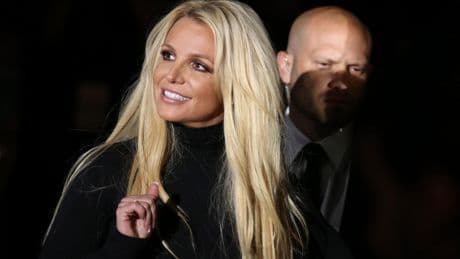 Britney Spears op vingers getikt om wangedrag in vliegtuig: ’Ze dronk alcohol en stak sigaret op’