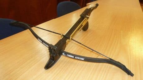 Aus der Asservatenkammer: Eine Frau bekommt Besuch von einem Bekannten. Er hat etwas mitgebracht: eine Armbrust