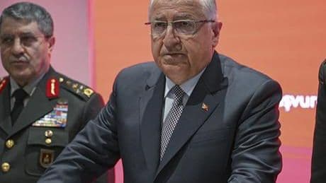 Bakan Güler IDEF 2025'te 'Aile Yılı Standı'nı ziyaret etti