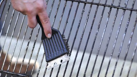 Backrost und Grillgitter sauber in Minuten: Dieser Trick schlägt alles