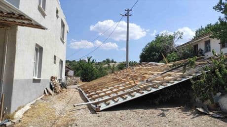 Manisa'da fırtına çatıları uçurdu