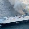 Weer brandend containerschip met elektrische auto’s aan boord op drift