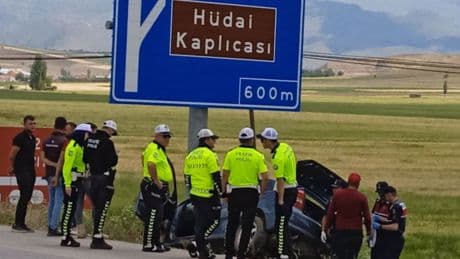 Yön tabelasına çarpan otomobildeki 1 kişi öldü