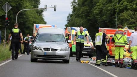 Polizei geht von Unfall aus: Auto fährt in Kindergruppe - Mehrere Verletzte