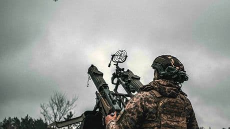 La OTAN contra los drones: matar moscas a cañonazos