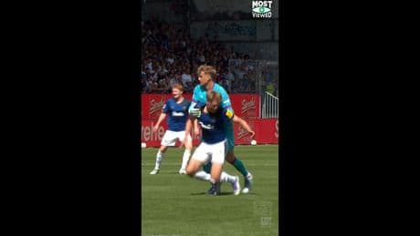 Was macht er?! - Dumm-Rot für Torwart-Rambo