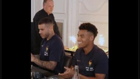 Équipe de France : en vidéo, les Bleus fêtent l’anniversaire de Désiré Doué à Clairefontaine