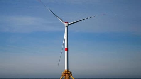 Leur mât n'est pas planté dans le sol: le tout premier parc français d'éolien flottant vient d'être mis en service