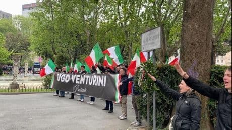 Saluto romano al corteo dell’estrema destra, primi identificati. Al vaglio della Digos i filmati e le targhe delle auto | Foto e video