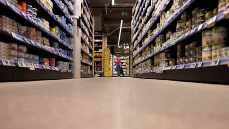 Alimentation : les supermarchés accusés de « brader » la santé des consommateurs