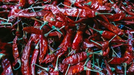 Comer despacio es un viejo truco para saciarnos antes. Ahora unos investigadores tienen una idea para hacerlo más fácil: picante
