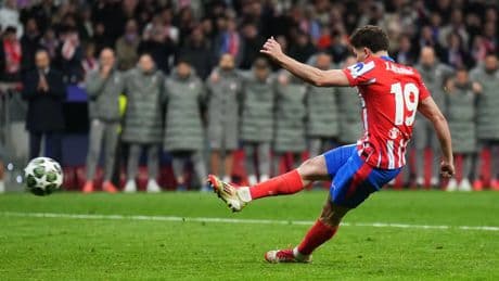 Indignación en la afición del Atlético tras el cambio en la norma que anuló el penalti de Julián Álvarez: &quot;Fue una injusticia&quot;