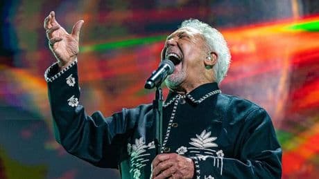 Tom Jones en Cap Roig, cómo envejecer y brillar más allá de las modas y los hits’