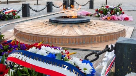 Frankreich: Ein Mann zündet seine Zigarette am Weltkriegsmahnmal an – und entzündet damit eine Debatte