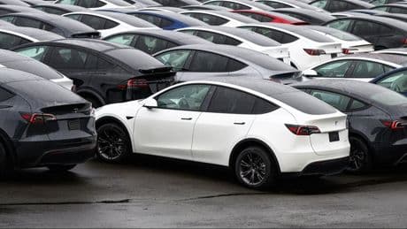 Tesla satış yapamayınca fiyatları yarıya indirdi