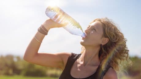 Hautarzt klärt auf: Welche Anzeichen verraten, dass Sie zu wenig trinken