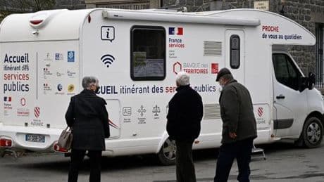 Un camping-car France services pour pallier le retrait de l’Etat : « Avant, je n’avais nulle part où aller pour me faire aider »